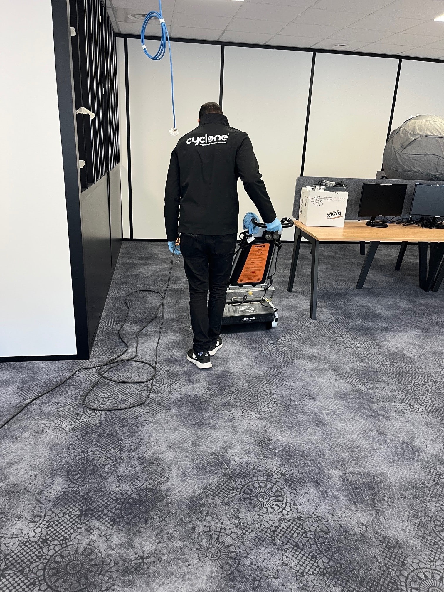Nettoyage moquette professionnel Cyclone en bureau Agent de Cyclone nettoyant une moquette de bureau avec une machine Rotowash professionnelle.